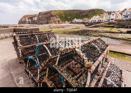 Hummer Töpfe am Kai in Staithes, North Yorkshire, England, Großbritannien Stockfoto