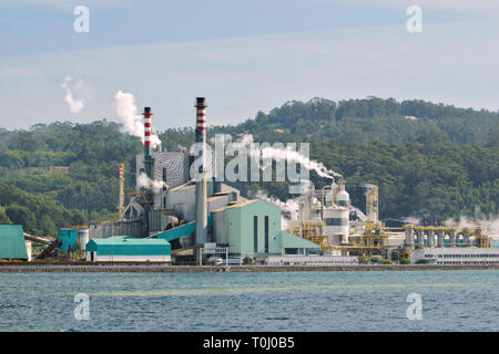 Papierfabrik Werk in der Nähe von einem See Loch in Pontevedra, Spanien. Umweltverschmutzung Konzept Stockfoto