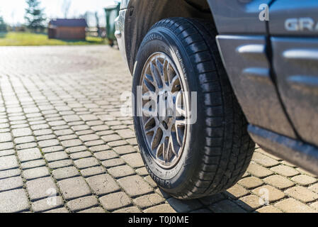 Torun, Polen - 16. Februar 2019. Der Blick auf die Front, Rad mit Aluminium rim Links, Jeep Grand Cherokee WJ produziert im Jahr 2002 mit einem Diesel engi Stockfoto