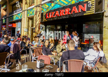 Valencia Bar Placa de l'Ajuntament, Rathausplatz, Leute vor der Bar 'Lizarran', Valencia, Spanien Café Bürgersteig Stockfoto