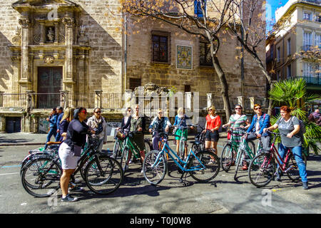 Valencia Touristen Gruppe von Frauen auf Leihfahrrad Valencia Altstadt Spanien Fahrrad Stadt Fahrräder in Valencia Gruppe Radfahrer Stadt Stockfoto