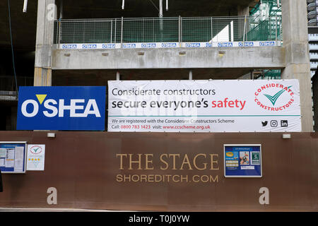 Die Bühne der Shoreditch O'Shea Bau Horten von Zeichen auf der Website von William Shakespeare Theater' der Vorhang' in Shoreditch London UK KATHY DEWITT Stockfoto