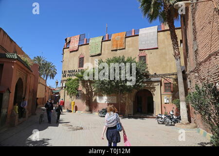 Ben Youssef Brunnen und Les Nomades De Marrakech Teppich Shop, Derb Zaouiat Lahdar, Medina, Marrakesch, Marrakesh-Safi region, Marokko, Nordafrika Stockfoto