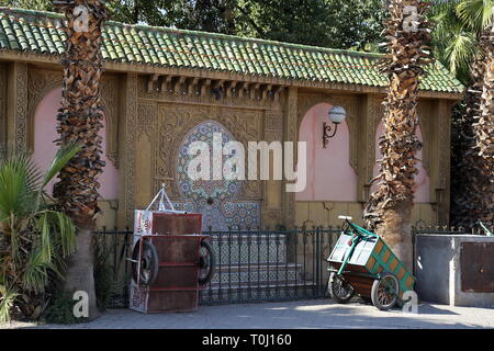 Springbrunnen dekoriert mit zellij Kacheln, Rue Jebel Lakhdar, Medina, Marrakesch, Marrakesh-Safi region, Marokko, Nordafrika Stockfoto