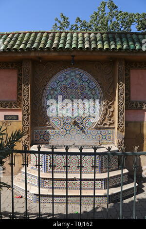 Springbrunnen dekoriert mit zellij Kacheln, Rue Jebel Lakhdar, Medina, Marrakesch, Marrakesh-Safi region, Marokko, Nordafrika Stockfoto