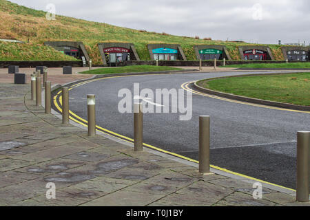 DUBLIN, Irland - 17. Februar 2017 - die Klippen von Moher Attraktionen. Geschenkeladen unter der Erde. Straße Kurve Stockfoto