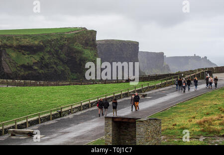 DUBLIN, Irland - 17. Februar 2017 - die Klippen von Moher Attraktionen. Menschen, die schönen Klippen zu sehen Stockfoto