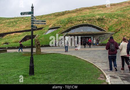 DUBLIN, Irland - 17. Februar 2017 - die Klippen von Moher Attraktionen. Die Menschen gehen zum Geschenk und Craft Shop Souvenirs zu kaufen Stockfoto