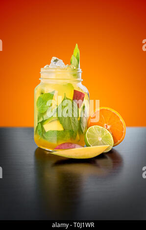 Hausgemachte Mango Basilikum Limonade Stockfoto