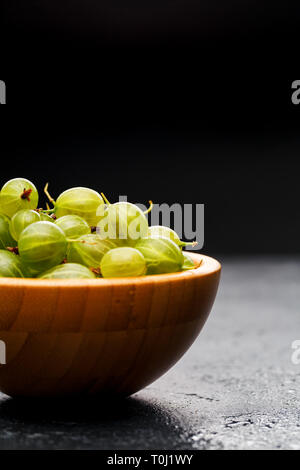 Stachelbeeren Beeren in Holz- Cup. Stockfoto