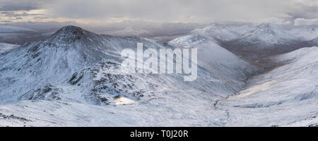 Winterliche Panorama der Grey Corries und Mamores, Schottland Stockfoto