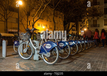 VALENCIA, Spanien - 24. Februar: Fahrräder mieten in der Nacht in Valencia Spanien am 24. Februar 2019. Nicht identifizierte Personen Stockfoto