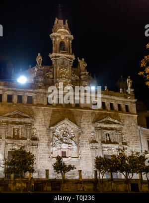 VALENCIA, Spanien - 24. Februar: Royal Pfarrkirche St. John in der Nacht in Valencia Spanien am 24. Februar 2019. Zwei nicht identifizierte Personen Stockfoto