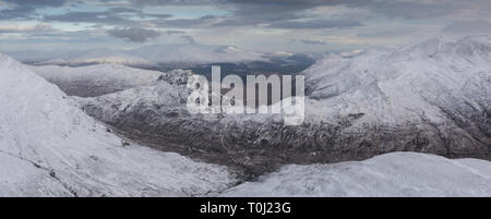 Winterliche Panorama der Grey Corries und Mamores, Schottland Stockfoto