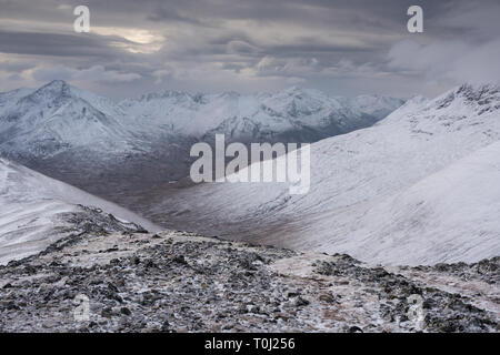 Winterliche Panorama der Grey Corries und Mamores, Schottland Stockfoto