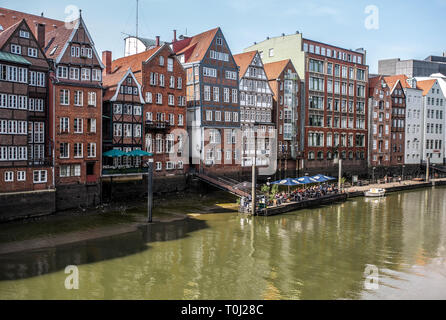 2018-07-20 Hamburg, Deutschland: historische Gebäude auf der Bank von nikolaifleet Kanal auf klaren Tag Stockfoto