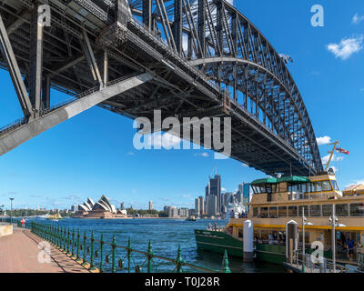 Fähre und die Sydney Harbour Bridge am Milsons Point mit Blick auf das Sydney Opera House und dem Central Business District, Sydney, Australien Stockfoto