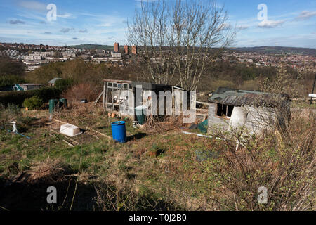 Eine alte Alottment mit Stillgelegten worksheds mit gewölbten Dächer in einer erhöhten Teil der Sheffield bietet einen Panoramablick auf die Stadt Stockfoto