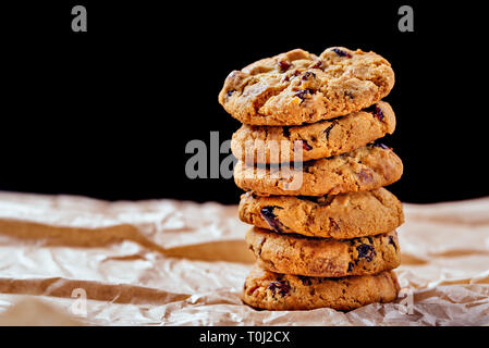 Ein Haufen von Frische, hausgemachte weiße Schokolade und Cranberry cookies Stockfoto