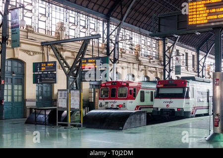 VALENCIA, Spanien - 24. Februar: Züge im Bahnhof Nord in Valencia Spanien am 24. Februar 2019 Stockfoto