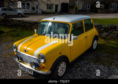 Der 1996 registrierten leuchtend gelben und weißen BMC Mini Cooper Limousine Stockfoto