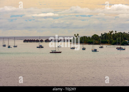 Die Boote sind vor der Insel Moorea, Französisch Polynesien verankert, in den frühen Morgenstunden. Stockfoto