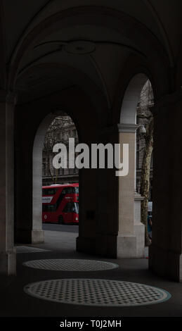 Diese offene Arcade in London bietet nur Unterkunft und Blick auf den Trafalgar Square und die umliegenden Straßen durch die hohen und großen runden Öffnungen. Stockfoto