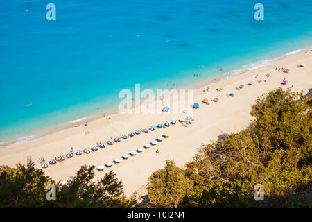 Luftaufnahme von egremni Strand, Lefkada, Griechenland, an einem sonnigen Tag im Sommer, mit türkisfarbenem Wasser und Sonnenschirme für den Strand entlang der Küste. Nicht erkennbare p Stockfoto