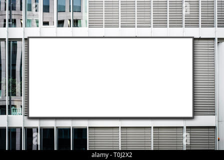 Blank Banner auf Bürogebäude / leer Anschlagtafel auf Fassade - Werbung mockup Stockfoto