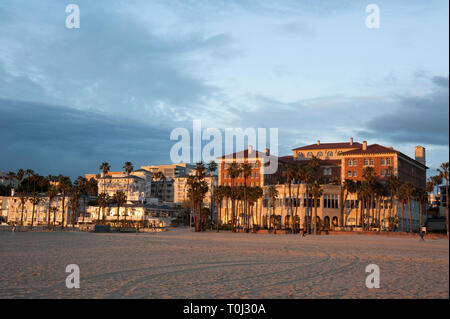 Strand hotels Casa Del Mar und Rollläden entlang der Promenade in Santa Monica, CA Stockfoto