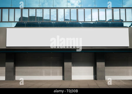 Leere Plakatwand auf geschlossenen Store - Shop name Mock-up/Leer banner Stockfoto