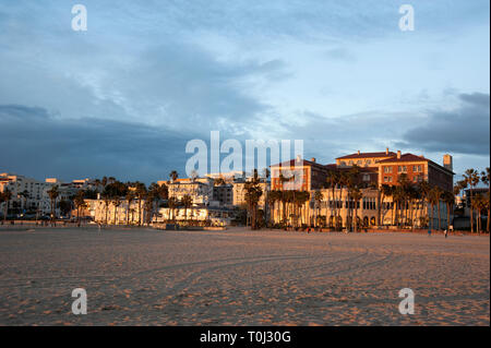 Hotels am Strand Fensterläden und Casa Del Mar entlang der Promenade in Santa Monica, CA Stockfoto