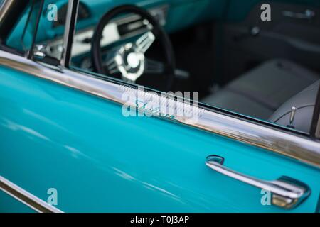 Vintage Ford Skyliner Auto auf dem Narzissenfest in Junction City, Oregon, USA. Stockfoto