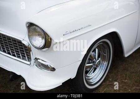 Nahaufnahme von einem weißen Vintage Chevrolet an das Narzissenfest in Junction City, Oregon, USA. Stockfoto