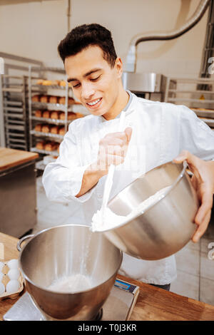 Baker tragen weiße Uniform Vorbereitung Alles zum Kochen Stockfoto