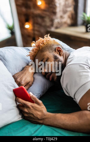 Schöne afrikanische amerikanische Mann an der Zeit suchen Stockfoto