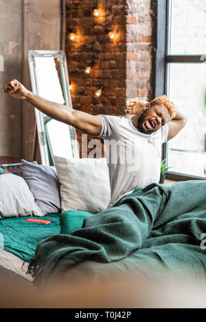 Angenehme African American man seinen Morgen genießen. Stockfoto