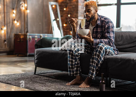 Gut aussehende junge Mann das Frühstück zu Hause in Stockfoto