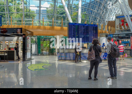 Internationale Reisende überprüfen ihre Flüge am Kuala Lumpur International Airport. Stockfoto