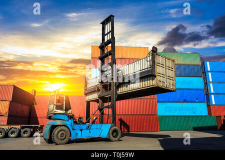 Gabelstapler Container Be- und Entladen von Fracht in die import-export Zone Stockfoto