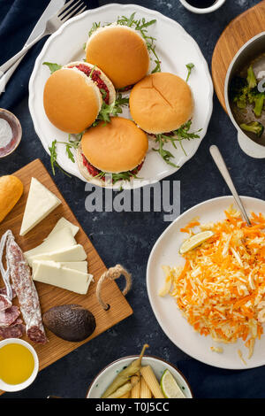 Sommer Party Food Konzept top Anzeigen verschiedene Lebensmittel auf dem Tisch flach Stockfoto