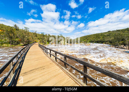 Holzbrücke über den Fluss Swan an Glocken Stromschnellen. Stockfoto