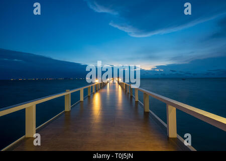 Hölzerne Pier zwischen Sonnenuntergang in Phuket, Thailand. Sommer, Reisen, Urlaub und Ferien-Konzept. Stockfoto