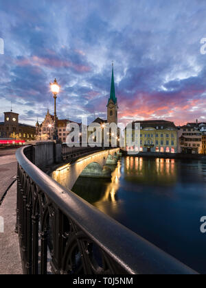 Gekrümmter Handlauf bridging Limmat in Zürich, Schweiz Stockfoto