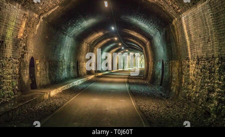 Zu Fuß durch den Grabstein Tunnel, in der Nähe der Monsal Kopf in den East Midlands, Derbyshire, Peak District, England, Großbritannien Stockfoto