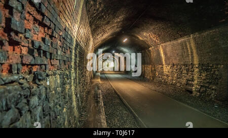 Zu Fuß durch den Grabstein Tunnel, in der Nähe der Monsal Kopf in den East Midlands, Derbyshire, Peak District, England, Großbritannien Stockfoto