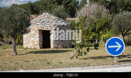 Kreisverkehr in der Nähe von Ventabren (Bouches-du-Rhône, Frankreich) Stockfoto