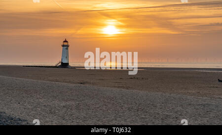 Sonnenuntergang am Leuchtturm in der Nähe von Ayr Talacre, Flintshire, Clwyd, Wales, Großbritannien Stockfoto