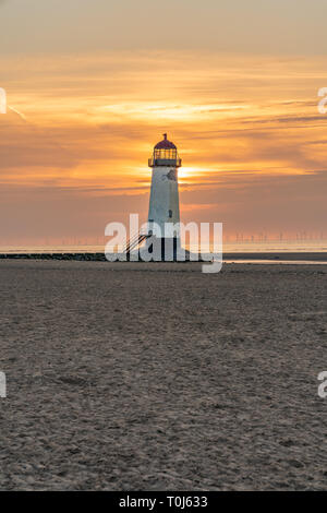 Sonnenuntergang am Leuchtturm in der Nähe von Ayr Talacre, Flintshire, Clwyd, Wales, Großbritannien Stockfoto