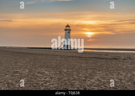 Sonnenuntergang am Leuchtturm in der Nähe von Ayr Talacre, Flintshire, Clwyd, Wales, Großbritannien Stockfoto